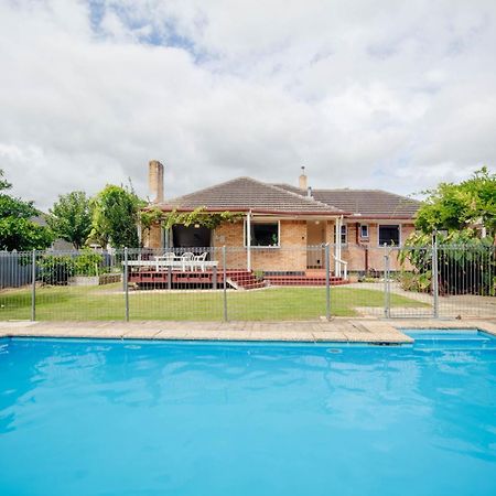 Central Location So Much Space Pool Opens In Summer Villa แฮมิลตัน ภายนอก รูปภาพ