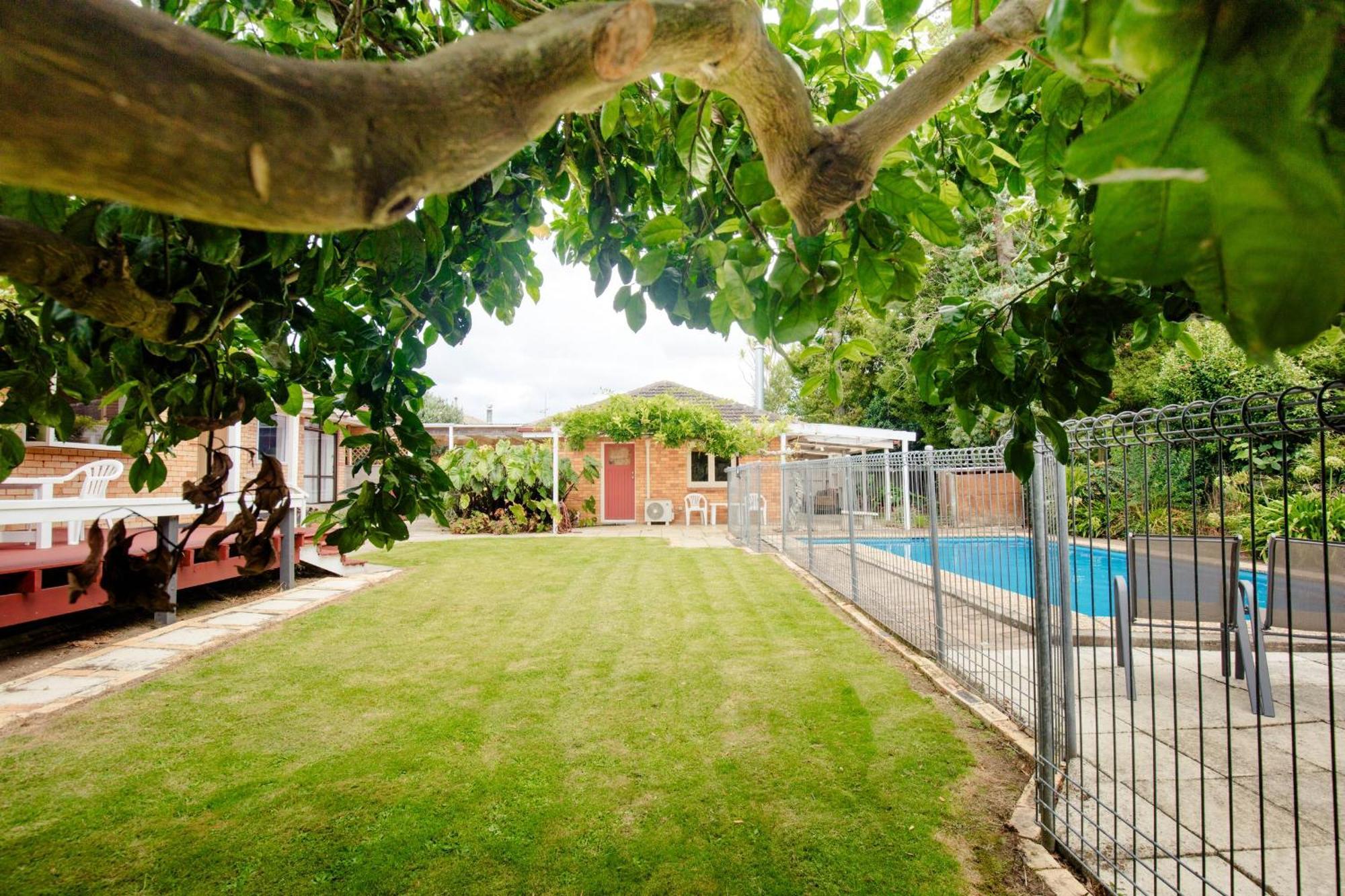 Central Location So Much Space Pool Opens In Summer Villa แฮมิลตัน ภายนอก รูปภาพ